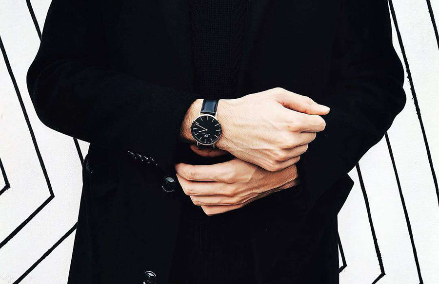 Мужские часы Daniel Wellington DW00100127 Classic Black Sheffield на руке