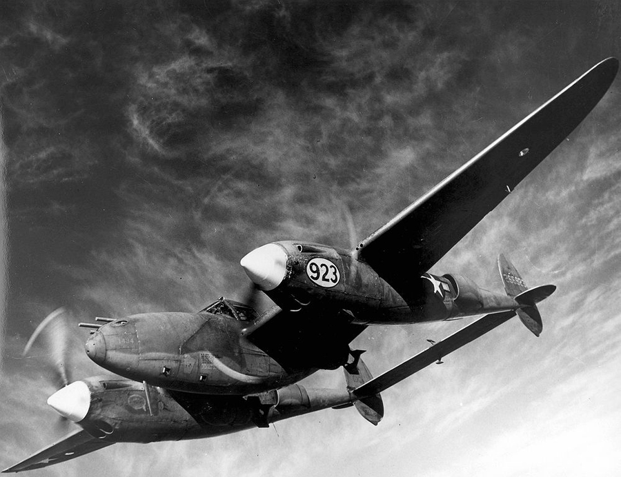 P-38 LIGHTNING  .